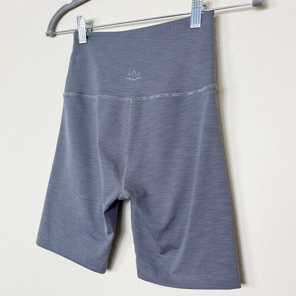 Beyond Yoga Ribbed Grey High Rise Biker Shorts Size Small - Picture 9 of 11